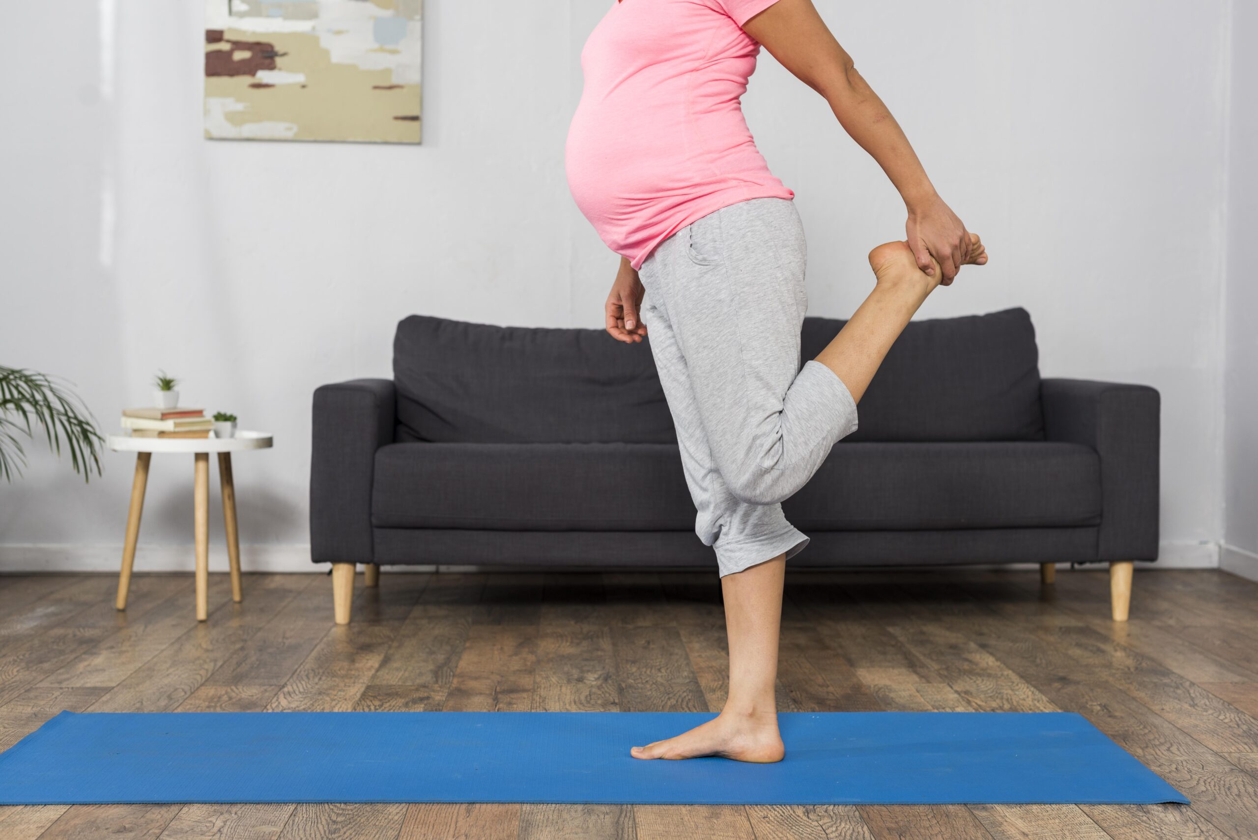 https://www.freepik.com/free-photo/side-view-pregnant-woman-exercising-home-mat-es-es_11218185.htm#fromView=search&page=1&position=25&uuid=5817b12f-8099-407a-9324-7264d638e491